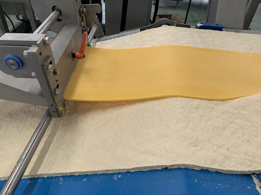 comprare 600-1200 kg/h Capacità linea di produzione di pasticceria a sfoglio semi-automatica / completamente automatica per pasticcerie ripiene o vuote fabbricazione online